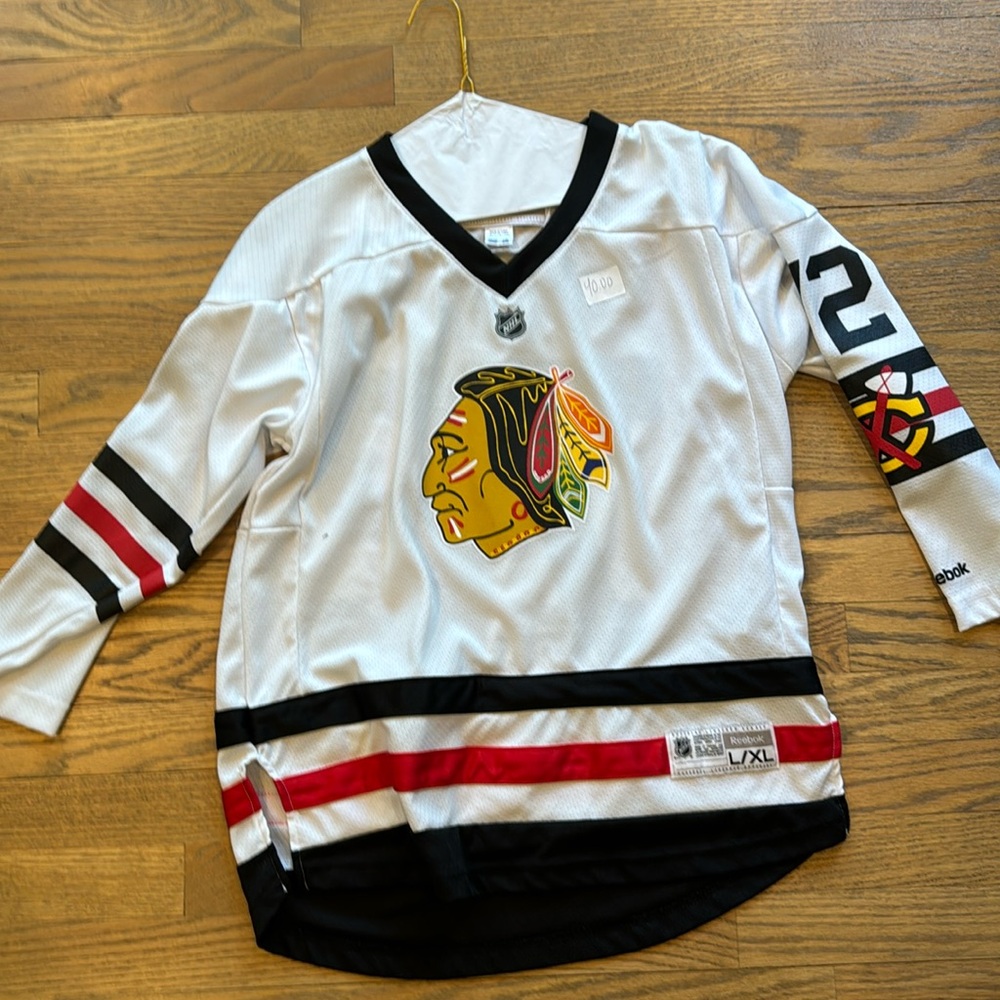 YOUTH LARGE ARTEMI PANARIN BLACKHAWKS JERSEY (BARELY WORN) (CAN NO LONGER BUY)